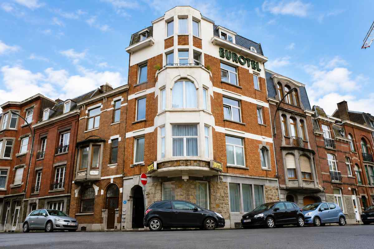 Façade de la maison de ville Eurotel dans une rue de Liège