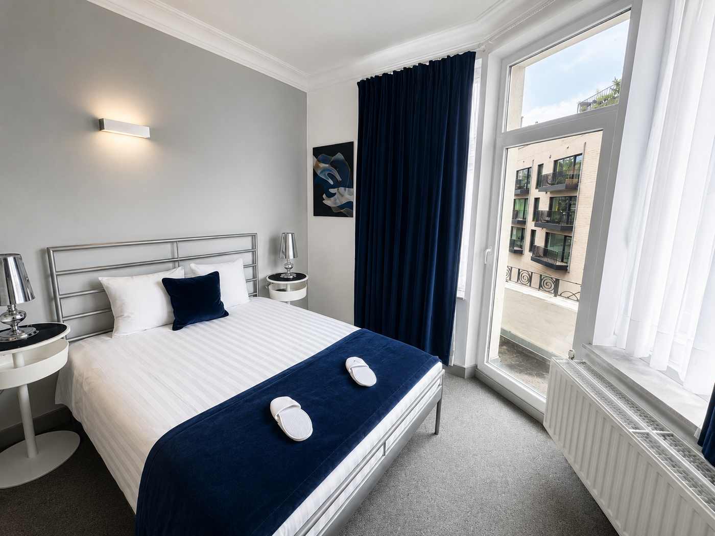Chambre cosy de l’Eurotel avec lit double et fenêtre